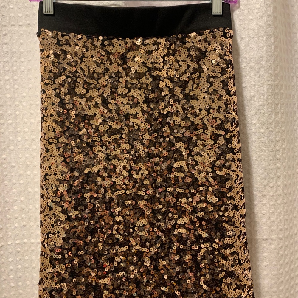 Cute sequins skirt!